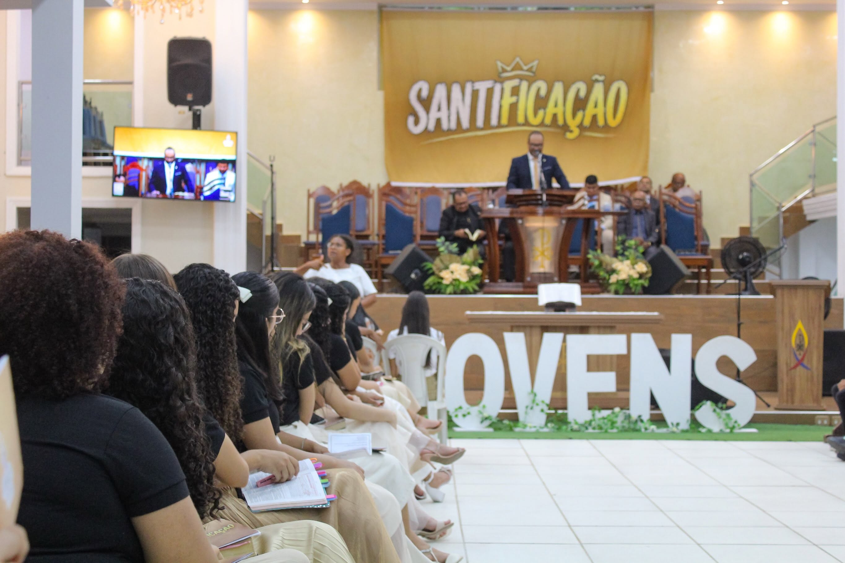 Festividade de Jovens e Adolescentes reúne igreja em noite de celebração e gratidão